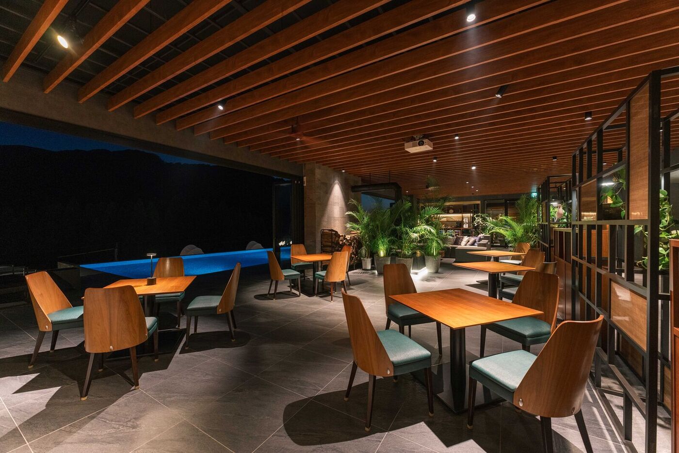 Restaurant – Main Dining